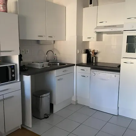 A Deux Pas De La Plage, T2 A Avec Parking - Fr-1-482-151 *